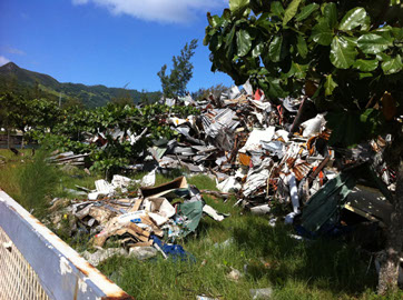 Déchets rassemblés après la survenue d'un cyclone